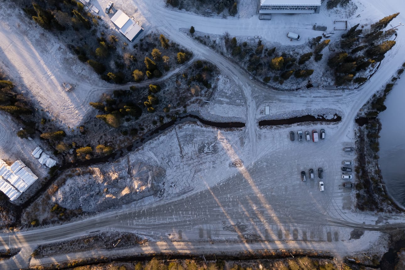 Saaruan kävelykylän rakentamisen mahdollistava asemakaavamuutos on nyt kaavaehdotusvaiheessa. Mielipiteitä jakaneena kysymyksenä on ollut, minkä vastuulle kustannuksineen kuuluu kuvassa oikealla näkyvästä lammesta alkavan puistokaistaleen toteuttaminen.