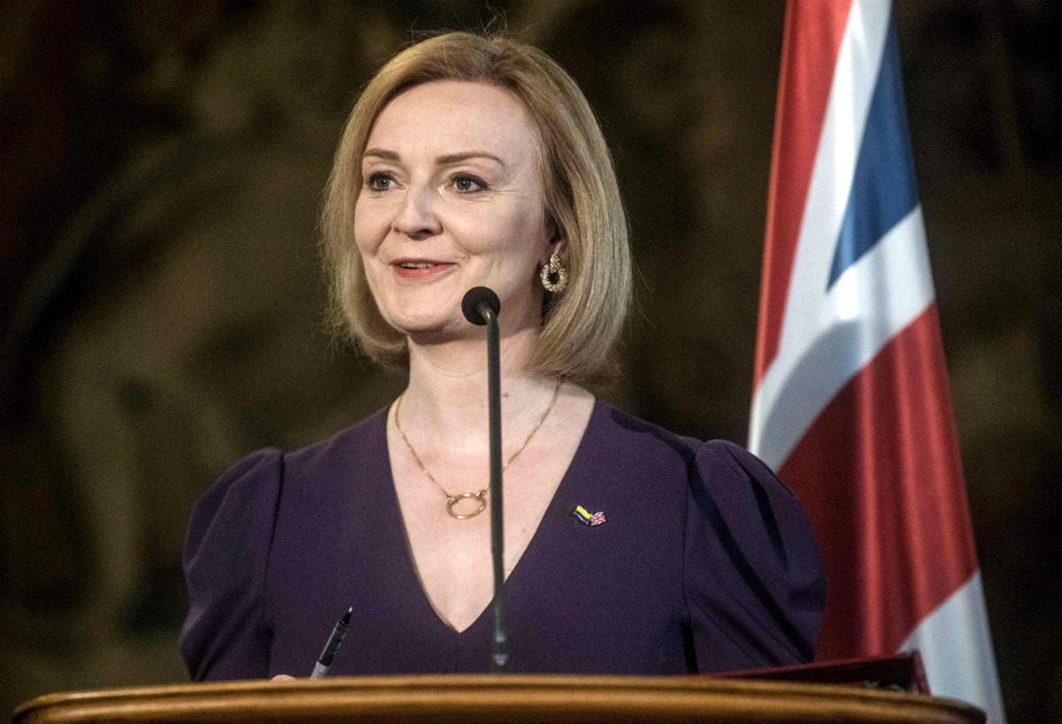 Entinen valtiovarainministeri Rishi Sunak ja ulkoministeri Liz Truss (kuvassa) kilpailevat konservatiivien puheenjohtajuudesta ja pääministerin paikasta. LEHTIKUVA/AFP