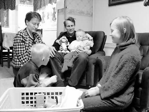 Hoitovapaa tarpeen. Anne Pakasen ja Pekka Javanaisen perheen nuorimmainen Karoliina on epäsäännöllinen nukkuja. Tästä syystä vanhemmat ovat käyttäneet lomittajaa, jotta jompi kumpi on voinut jäävä hoitamaan häntä koko päiväksikin. Kymmenvuotias Jari ja 12-vuotias Pirjokin ovat hyvillään, kun vanhemmilla on heille aikaa enemmän.