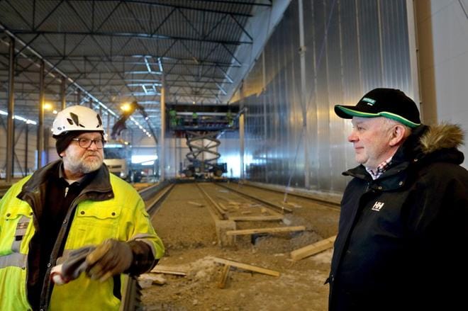 Tähän tulee sahatavaratehtaan kuivaamo. Kuormat liikkuvat hallissa kiskoja pitkin. Sauli Siikaoja on vastaava mestari, Tapio Etula sahan tuotantopäällikkö. KUVAT: HEIKKI HAKANEN