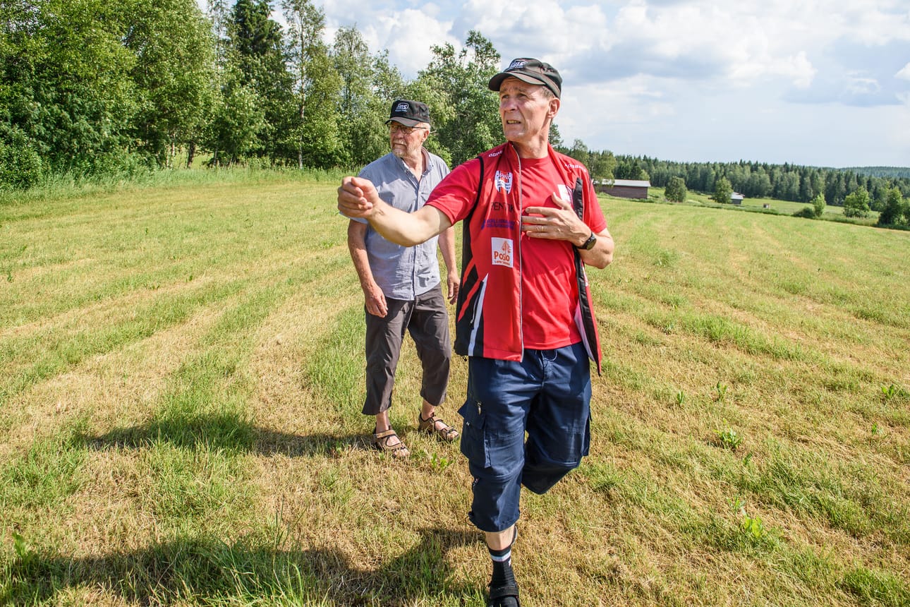 KEV:n Hannu Päivärinta ja Seppo Linjakumpu katsastivat Meskusvaaran peltoaukeaa, jonne 'kisakeskus' rakennetaan tiistain aikana.