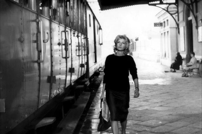 Monica Vitti on pääosassa Claudiana elokuvassa Seikkailu, jossa huviretki Välimeren saarelle johtaa nuoren naisen outoon katoamiseen. KUVA: Yle Kuvapalvelu