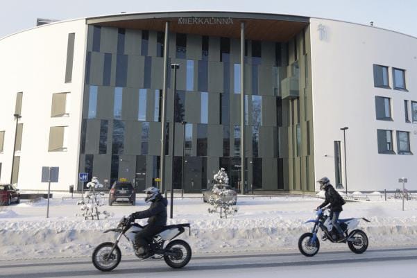 Hämeen poliisi tutki epäiltyä koulu-uhkausta törkeänä henkeen ja terveyteen kohdistuvan rikoksen valmisteluna. Kuva Hämeenlinnan poliisiasemasta. ARKISTOKUVA: MARKKU TANNI