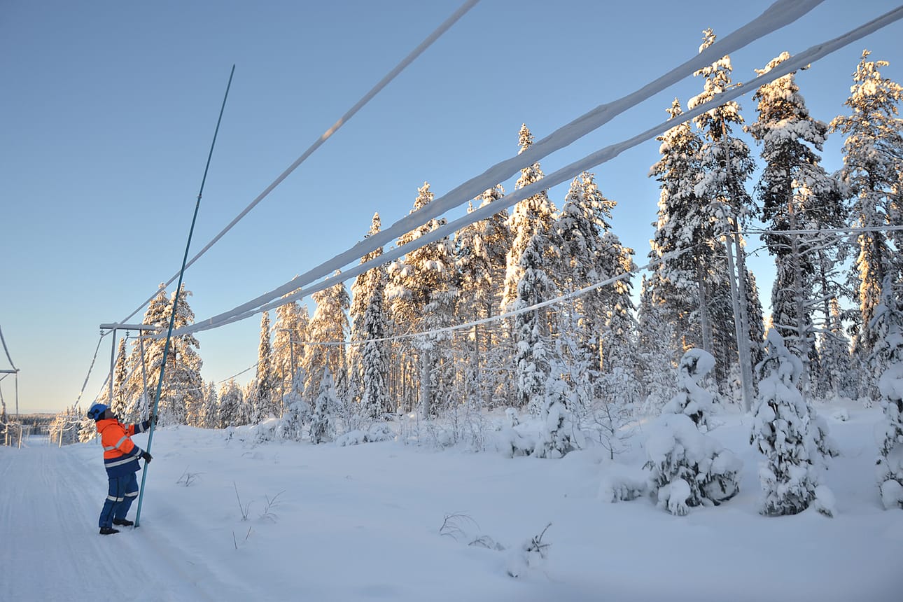 Talvisin sähköjohdoille kertyvä lumi on yksi toimitusvarmuutta heikentävä tekijä pohjoisessa. Siksi kaapeleita kaivetaan maahan ja sen maksavat kuluttajat sähkölaskussaan. Arkistokuva: Aleksanteri Pikkarainen
