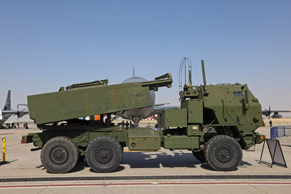 Yhdysvaltojen lähettämät Himars-raketinheitinjärjestelmät ovat saapuneet perille Ukrainaan. Arkistokuvassa Yhdysvaltojen Himars-raketinheitin Dubaissa. LEHTIKUVA/AFP