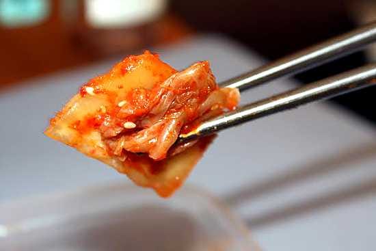 Tulinen kaalisalaatti kimchi saa makunsa ja värinsä punaisesta chilipippurista. Etelä-Koreassa syömäpuikot tehdään puun sijaan teräksestä hygieenisuuden takia.