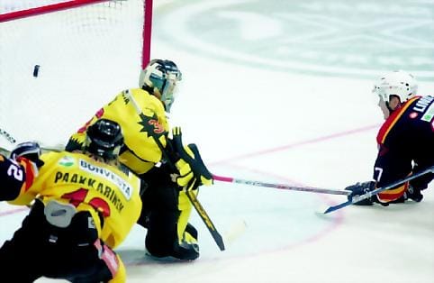 3-0. Juha Lind nostaa kiekon SaiPan maaliin.