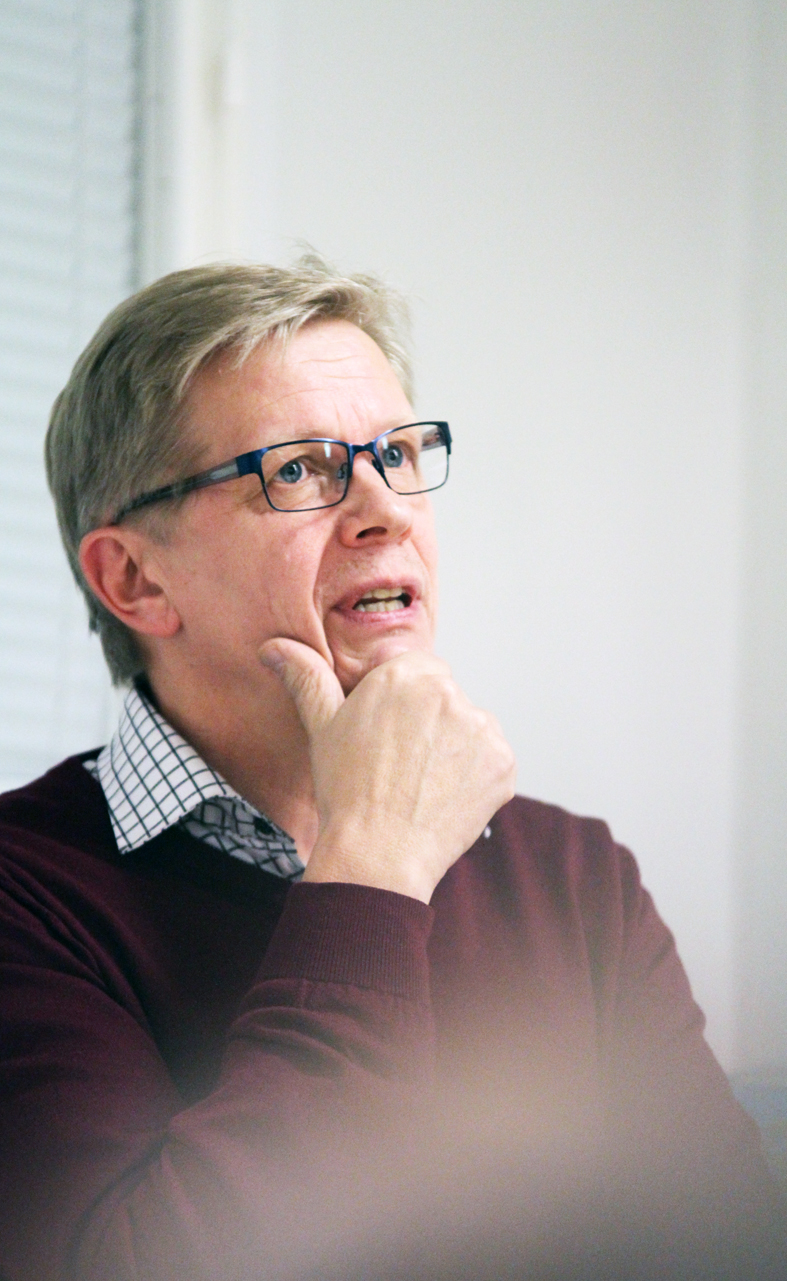 Kunnanhallituksen puheenjohtaja Kari Ylönen toivoi kyläillan alussa vuorovaikutteista keskustelua. Sitä syntyi kahdeksi tunniksi.