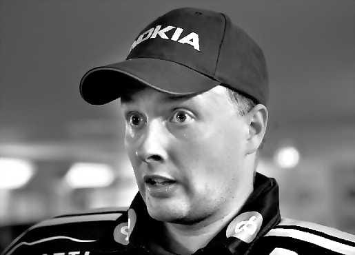 Uusin kärppä. Mika Pietilä joutuu heti perjantaina tositoimiin tolppien väliin, kun Kärpät kohtaa kotijäällään Jokerit. Pelipaidan selkään hän saa numeron yksi.