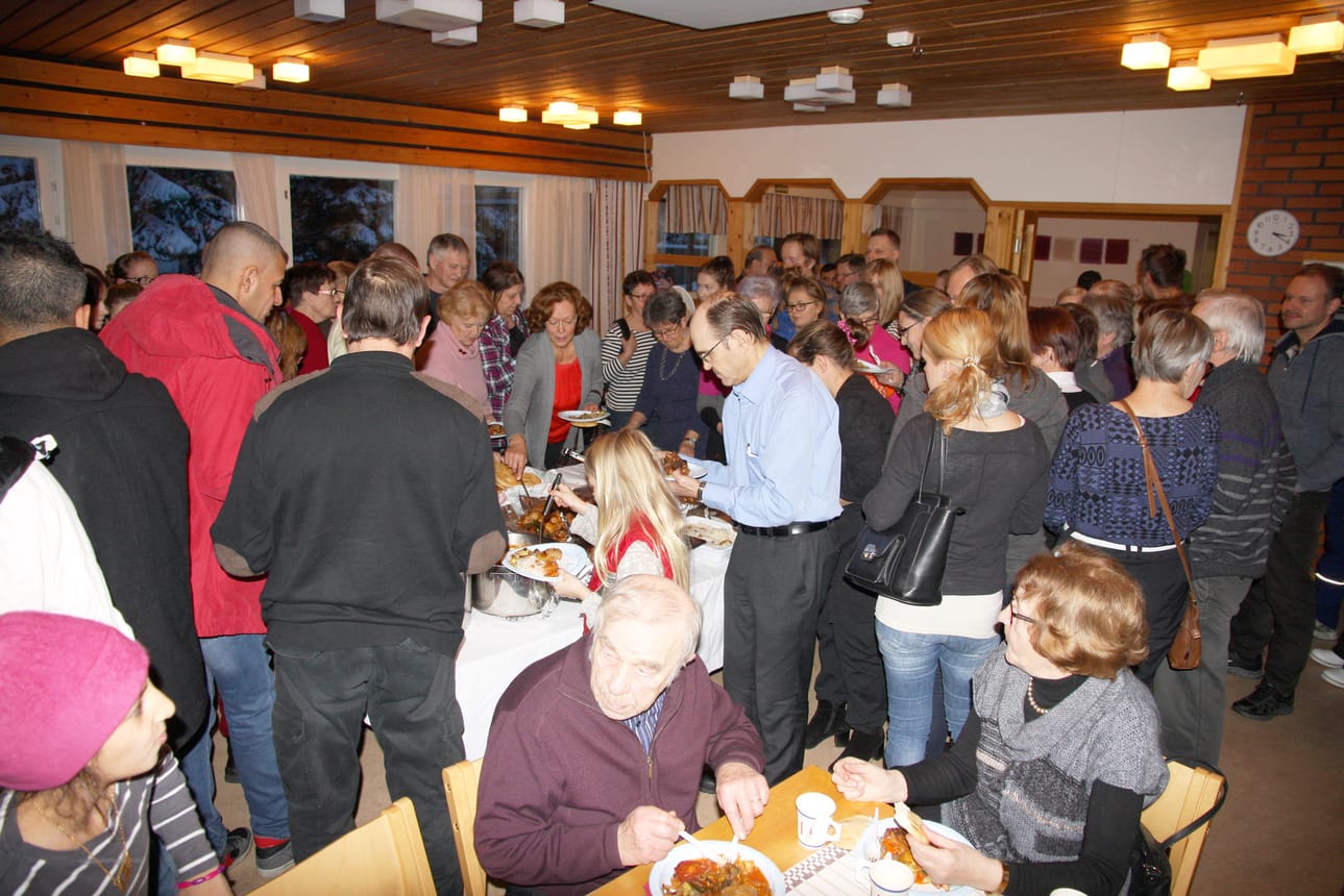 Mitä tehdä nykyiselle seurakuntatalolle? Sitä joudutaan Limingan seurakunnassa pohtimaan. Kuva vuodelta 2015, jolloin talossa järjestettiin irakilaisäitien ravintola.