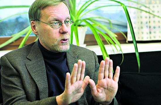Suomella on nyt viimeinen mahdollisuus saada pitkään työttömänä olleet töihin, kun kansantalous on hyvässä vedossa, uuteen työpaikkaan viime viikolla muuttanut Jukka Pekkarinen sanoo.