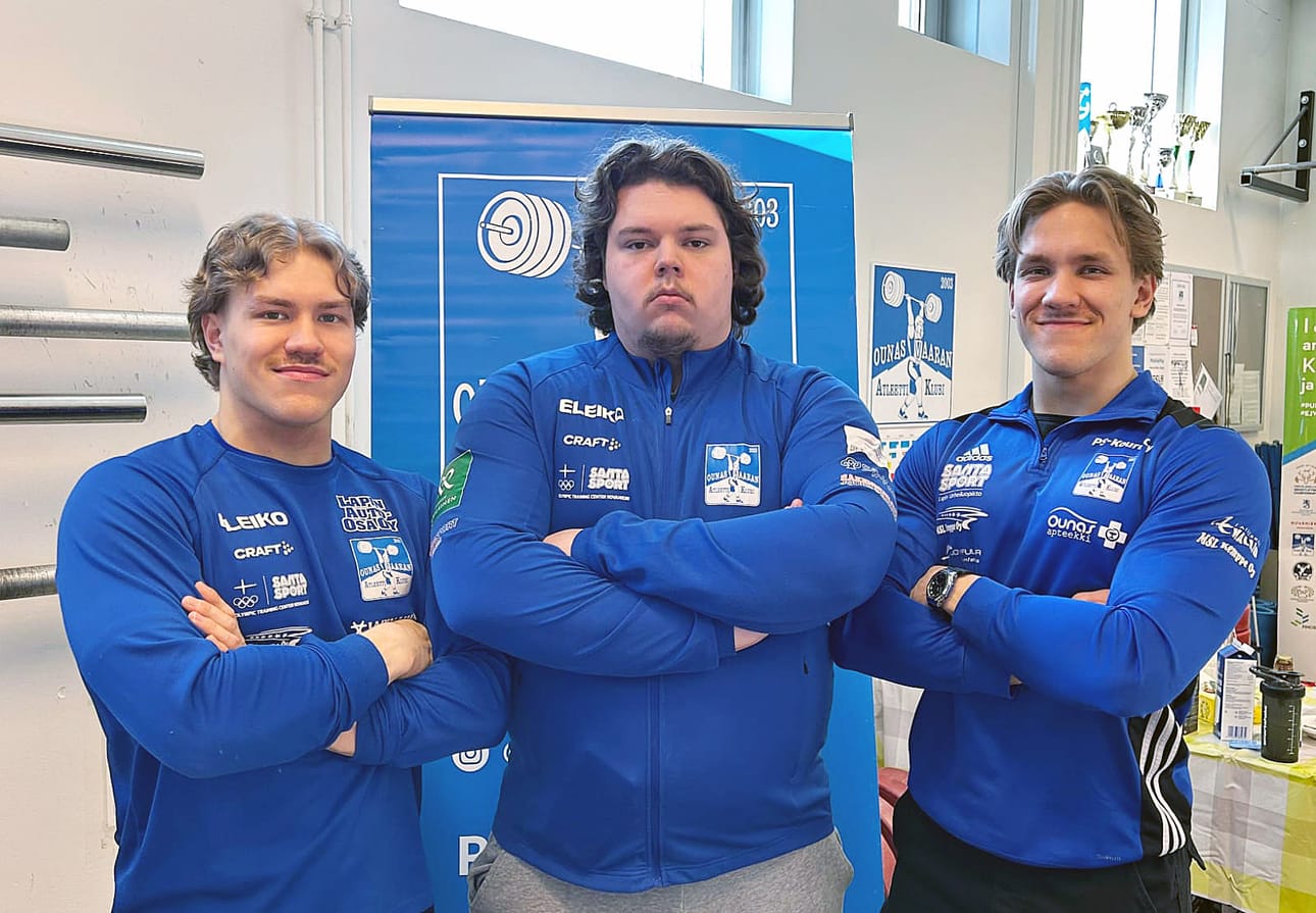 Väinö Suoniemi, Hanno Keskitalo ja Konsta Suoniemi voimailevat Batumin EM-lavalla. Joukkueessa ovat myös Antti Peltokangas ja Rebin Rezazadeh.