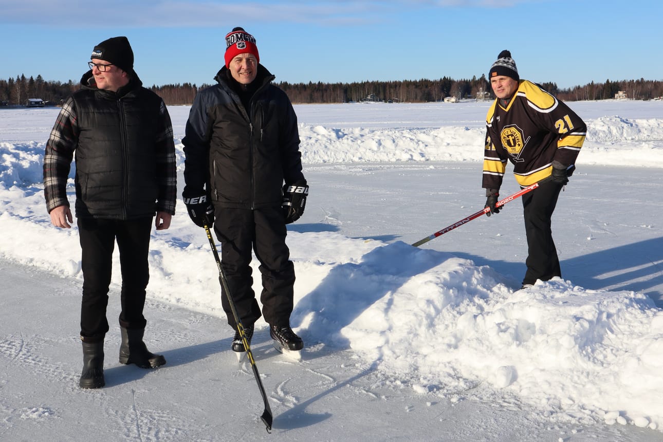 Juuso Ahola, Markku Parkkari ja Pekka Haakana testaavat luistelujäitä pipolätkäturnausta varten. Suurin osa valmisteluista on tehty talkootyönä