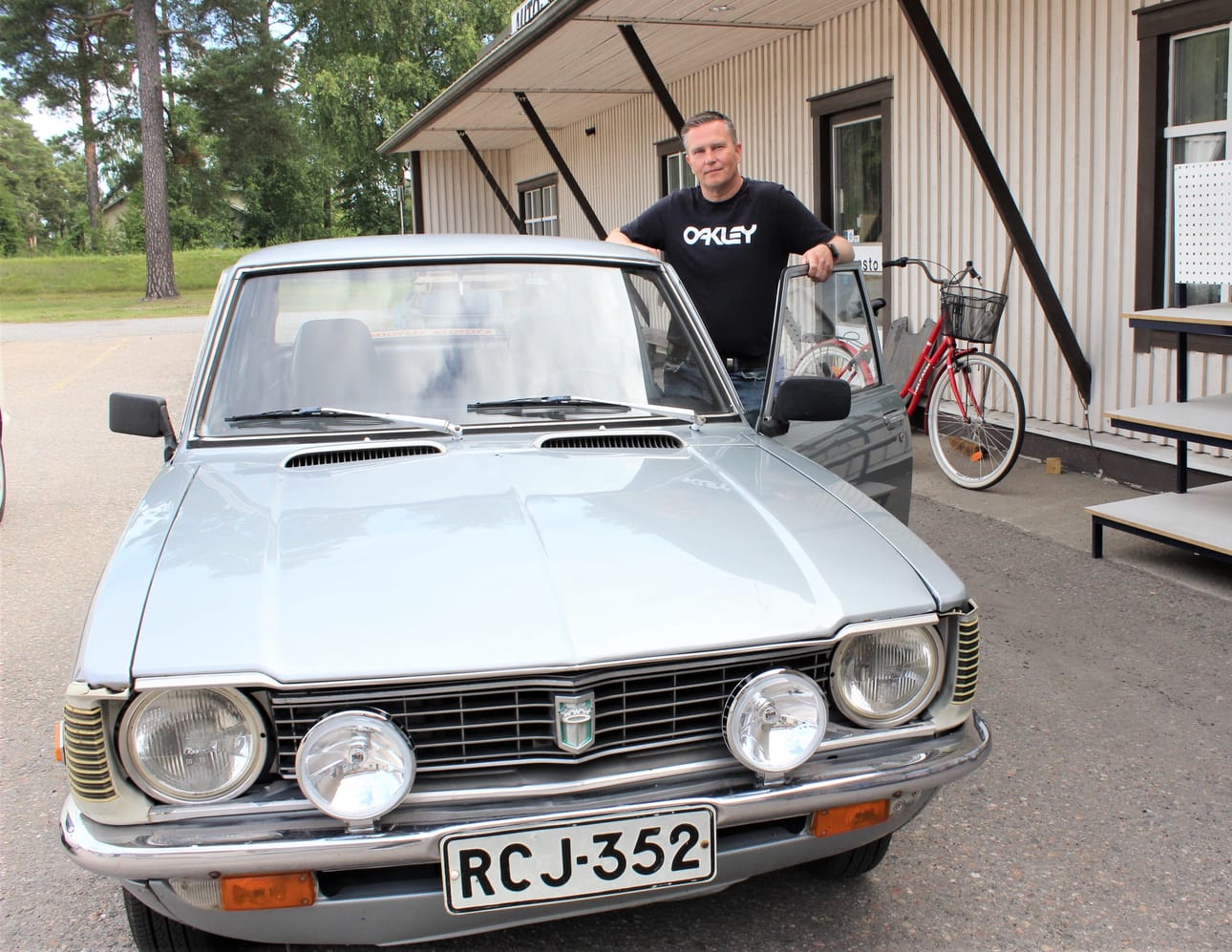Tero Ylikoski sai aikoinaan kaveriporukaltaan 30-vuotislahjaksi Toyota corollan vuosimallia 1977. Yllätys oli suuri, kun lahja-auto paljastui. - Saa nähdä saanko ensi vuonnakin lahjaksi auton, kun täytän 50 vuotta, hän vitsailee.