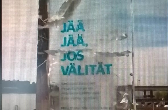 Tällaisia jääkuutioita on pystytetty eri paikkakunnille Suomessa. Yksi jääteleistä on Pyhäjoella, kunnantalon edustalla.