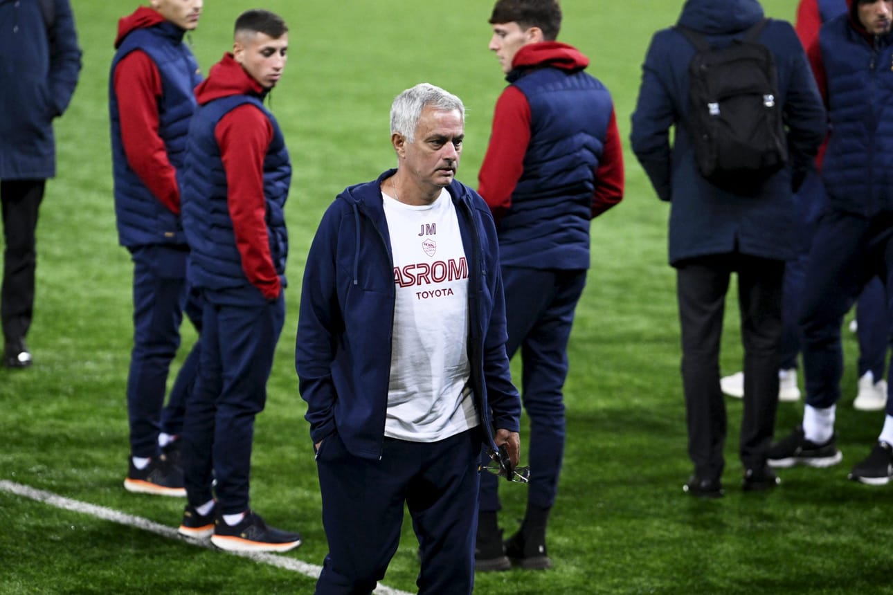 Valmentajalegenda Jose Mourinho Helsingissä tänään. AS Roma kohtaa HJK:n huomenna. LEHTIKUVA / VESA MOILANEN