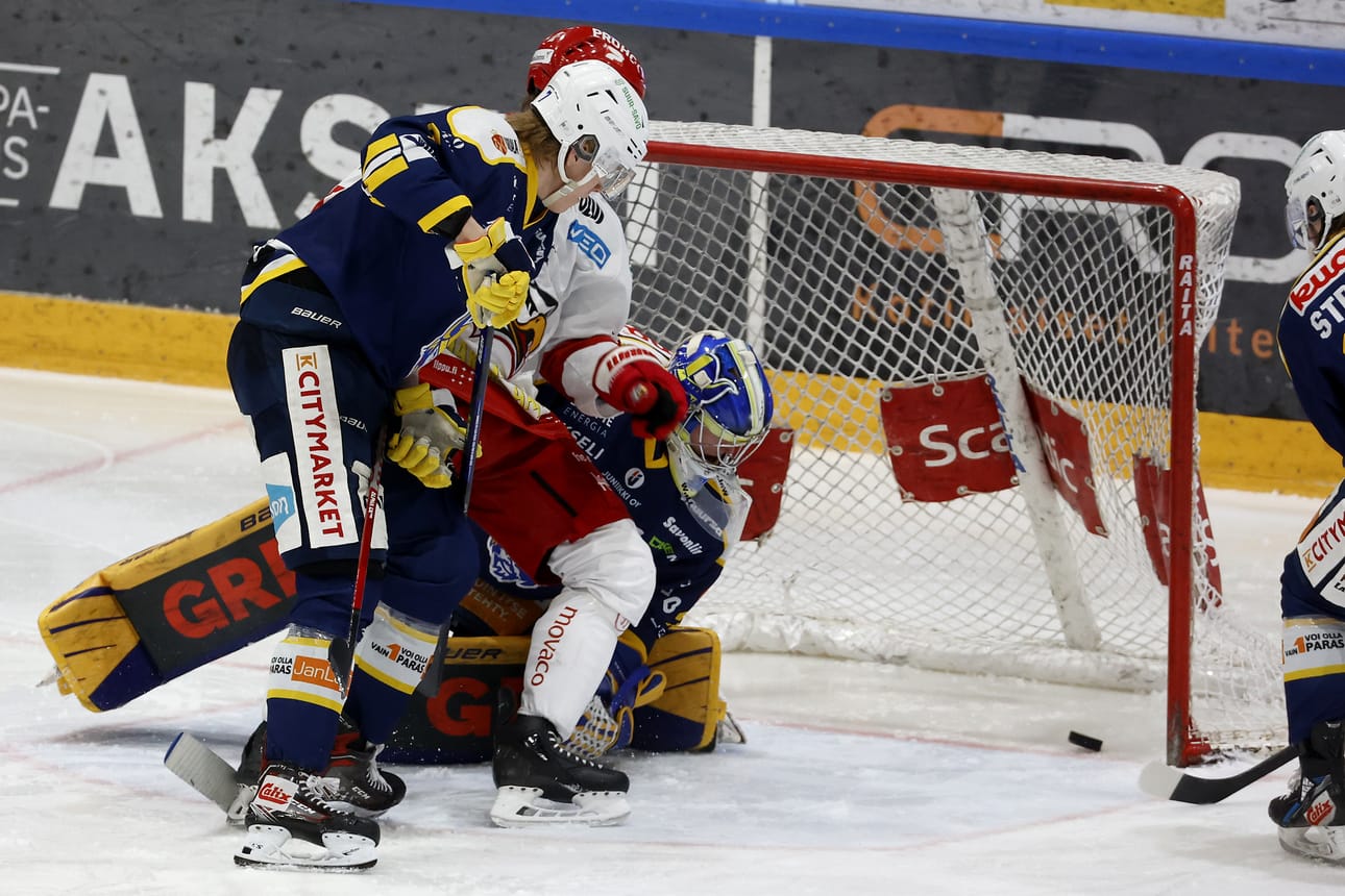 Sport johti ottelua kahden minuutin ajan, kun Shaun Heshka ohjasi Lari Heikkisen syötön maaliin. Aaro Vidgren kamppaili maalin edessä.