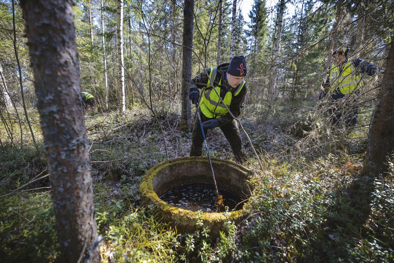 Lapualainen Mika Kivisaari tutkimassa kaivoa, joka osui hänen etsintäryhmänsä matkan varrelle.