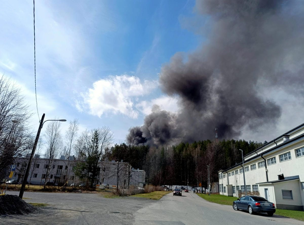 Tulipalo Jyväskylän Rautpohjan tehtaalla on aiheuttanut runsaasti savua. Työntekijät on evakuoitu, kertoo pelastuslaitos. LEHTIKUVA / TONI PELTONEN