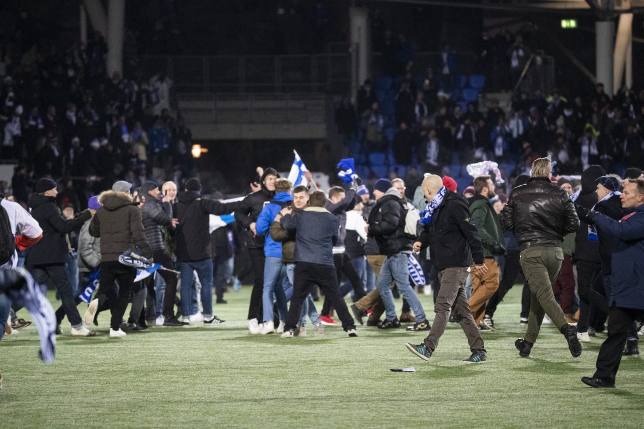 Huuhkajien fanit ryntäsivät kentälle EM-kisapaikan varmistuttua Helsingissä 15. marraskuuta.