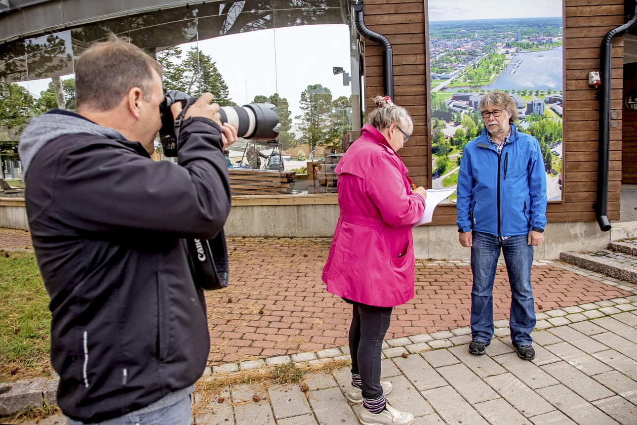 Vesa Joensuu kuvaa, kun toimittaja Vappu Kallio haastattelee Hannu Tuikkalaa Raahen Seudun juhlalehden gallupiin, johon Raahen Seudun toimittajat ovat haastatelleet sata henkilöä.