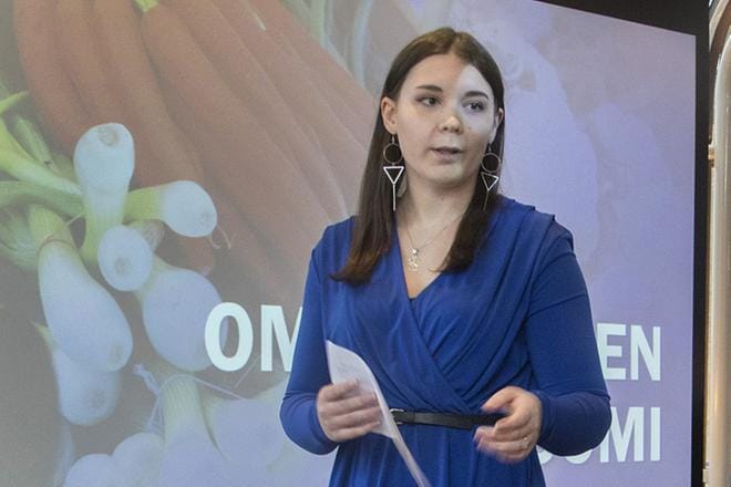 Sinisten kolmas varapuheenjohtaja Tiina Ahva ei loukannut itseään rytäkässä, mutta säikähti kunnolla. KUVA: COM.PIC / MAURI RATILAINEN