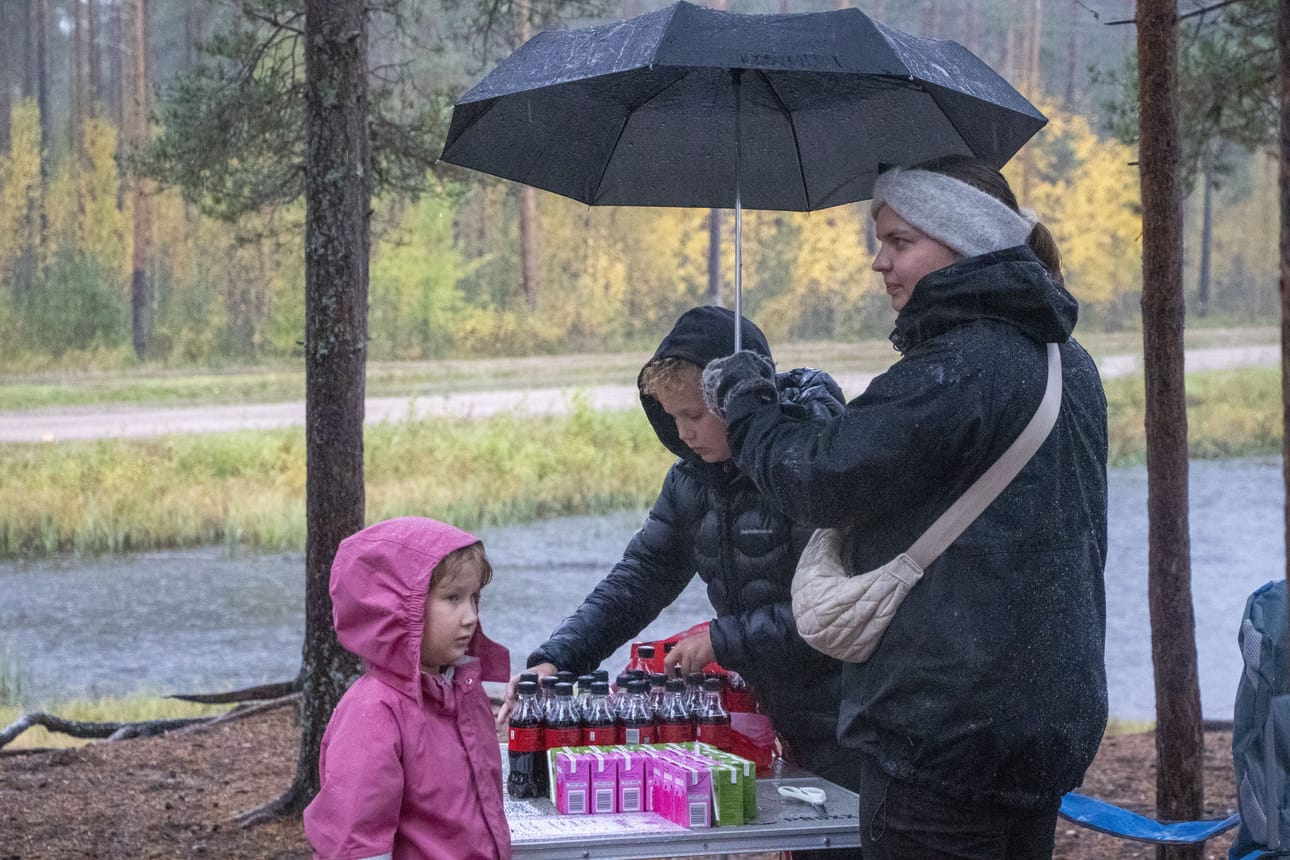 Niilo Taskinen kerää kioskia pitämällä rahaa crossimopoon. Kioskia pystyttämässä pikkusisko Olivia Taskinen ja äiti Kira Soini.
