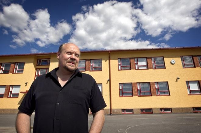Hannu-Pekka Björkman kuvattuna Ilmajoen Palonkylän koulun edustalla heinäkuussa 2014. Näyttelijä kävi koulussa ala-asteen vuosina 1976–1982. Kuva: Harri Toivola