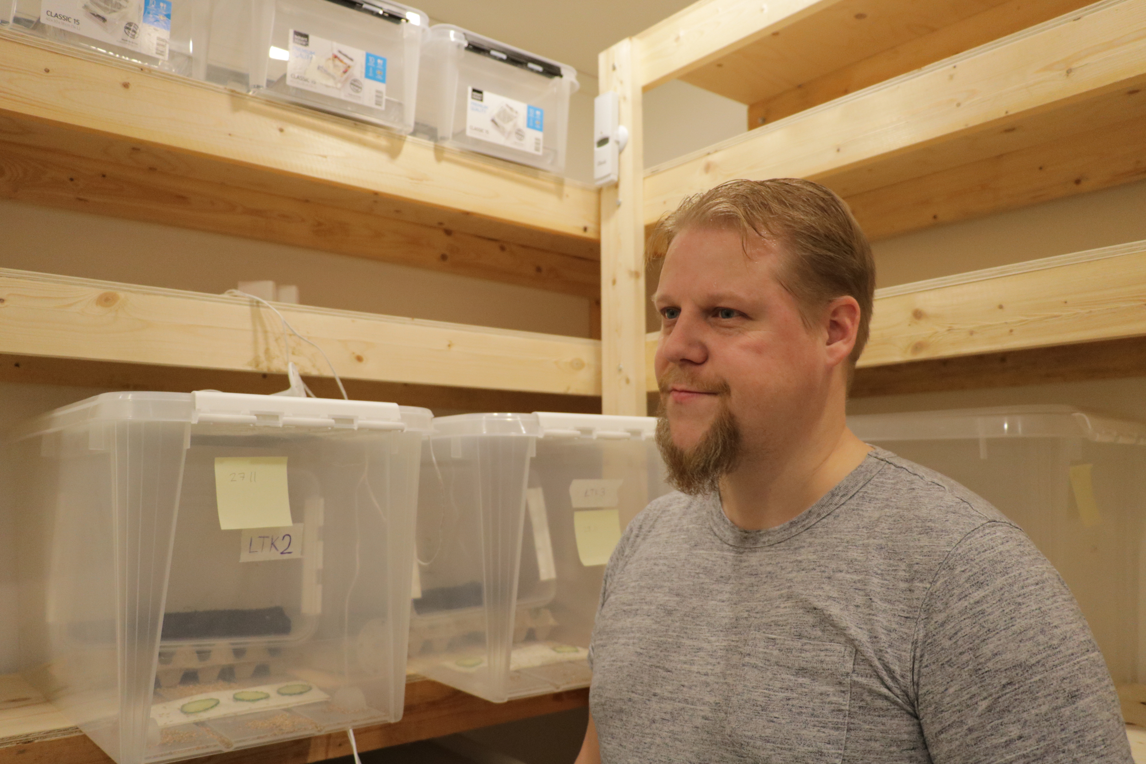 Oulaistelainen Antti Kämäräinen aikoo maistaa elämänsä ensimmäisen sirkan sitten, kun omasta kasvattamosta kehittynyt yksilö on täysikasvuinen. Kämäräinen on aloittamassa kotisirkkojen kasvatusta yrittäjänä. Varastoon rakennetussa sirkkojen kasvattamossa on kehittynyt jo ensimmäisiä munia ja uusia yksilöitä.