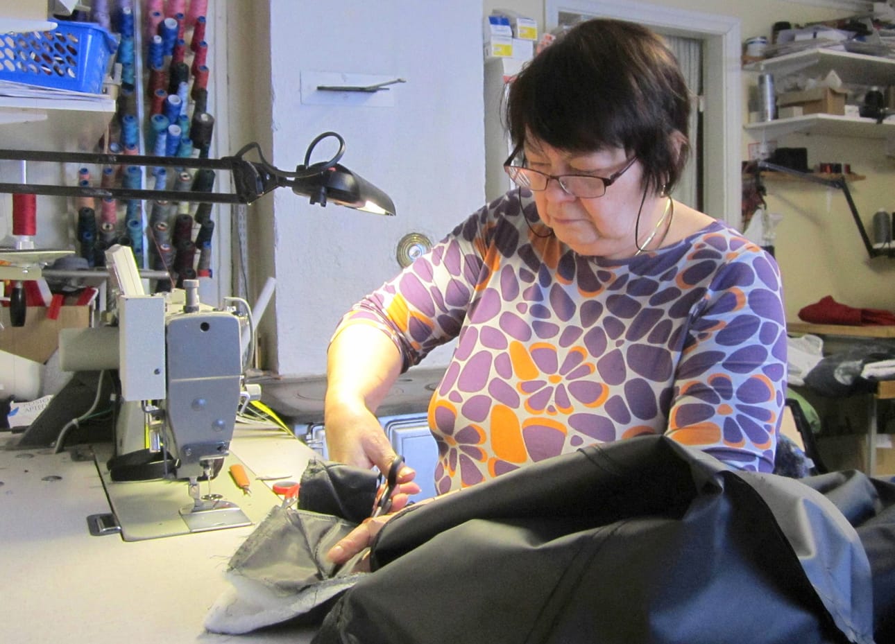 Omakotitalonsa yläkerrassa ompelimoa pyörittävä Marja-Leena Mattila on täystyöllistetty.