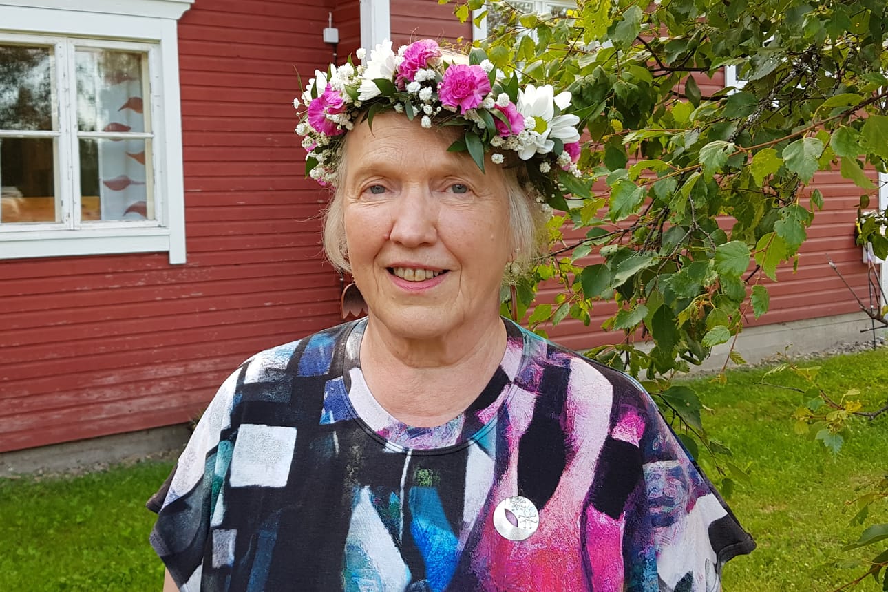 Marja-Liisa Jokinen seppelöitiin Vuoden Impiksi Alpuan Nuorisoseuralla lauantaina.