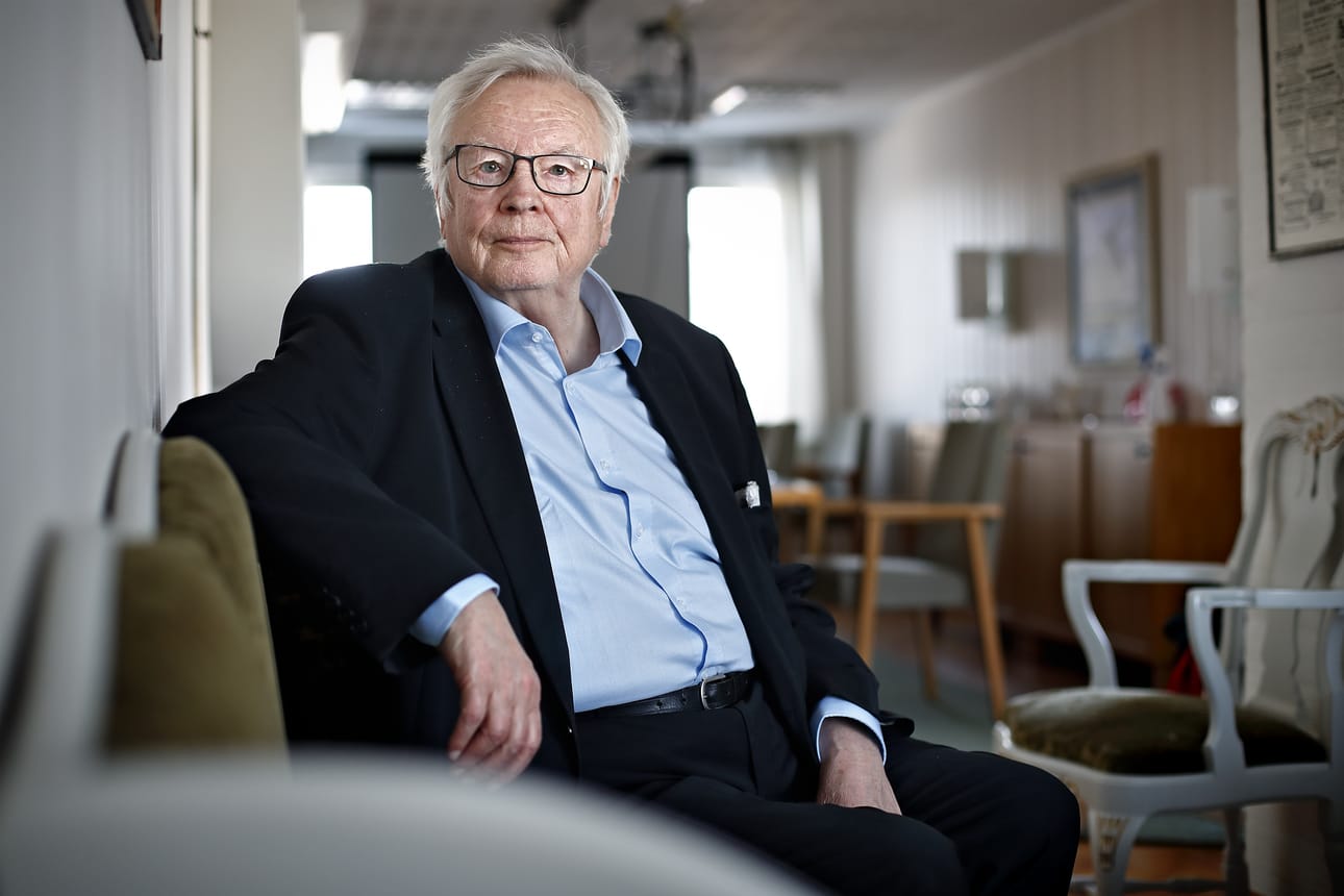 Kari Hokkanen on kirjoittanut muistelmansa, joiden pääpaino on politiikassa ja hänen yhteiskunnallisessa toiminnassaan. Muistelmien vuoteen 1984 ulottuva ensimmäinen osa ilmestyi juuri, toinen osa julkaistaan keväällä. Hokkanen sanoo kiinnostuneensa politiikasta jo koululaisena, vaikka koti ei ollut erityisen poliittinen.