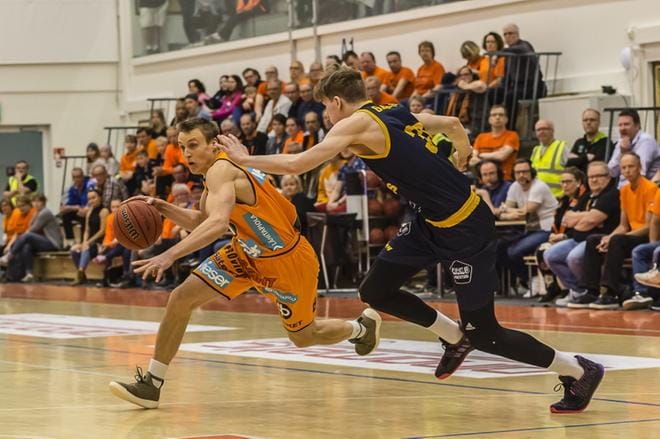 Karhu Basketin Antti Niskanen (vas) pääsi hänkin kymmeneen pisteeseen ja esitti lisäksi vahvaa puolustuspeliä. Seagullsin Jesper Granlund jäi tässä väännössä toiseksi. KUVA: ERKKI HAUTAVIITA