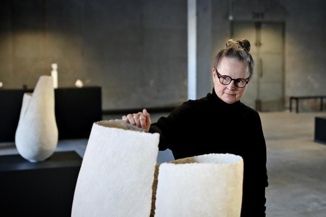 Päivi Rintaniemi pitää harvakseltaan yksityisnäyttelyitä. Nyt sellainen on avautunut Seinäjoen taidehallissa. – Työmenetelmäni ovat hyvin yksinkertaiset ja perinteiset, savi ja veitsi. Joissain teoksissa olen käyttänyt myös muita materiaaleja, kuten betonia ja rautalankaa, Rintaniemi kertoo. KUVAT: TOMI KOSONEN