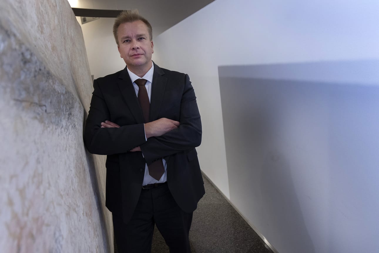 Antti Kaikkonen moittii hallitusta hyvinvointialueiden ja palveluita tarvitsevien ihmisten ajamisesta ahtaalle. Hänen mukaansa on selvää, että taloutta täytyy hoitaa vastuullisesti alueilla. "Mutta nyt tämä linja on alueiden ja ihmisten kannalta liian tiukka." Kuva: Mauri Ratilainen