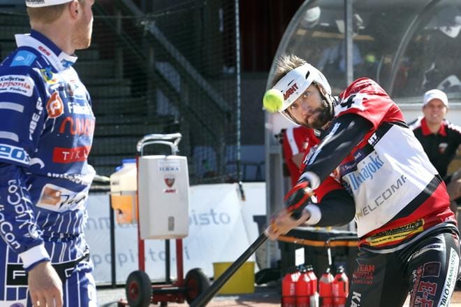 Juho Toivola lyö Vedon lukkariksi heti ottelun alussa siirtyneen Perttu Ruuskan syötöstä. KUVA: JOUKO HÄNNINEN