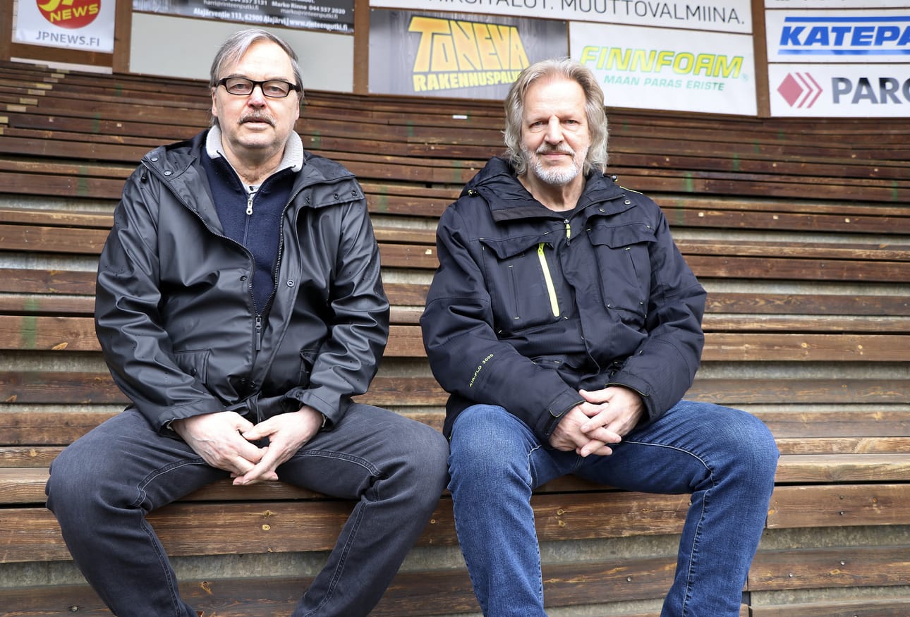 Jukka Ketonen tuotti ja Jorma Uusitalo sävelsi, sanoitti ja lauloi Ankkurit ylös -kappaleen vuonna 1987. Kuvassa miehet Kitron stadionilla lokakuussa 2022.