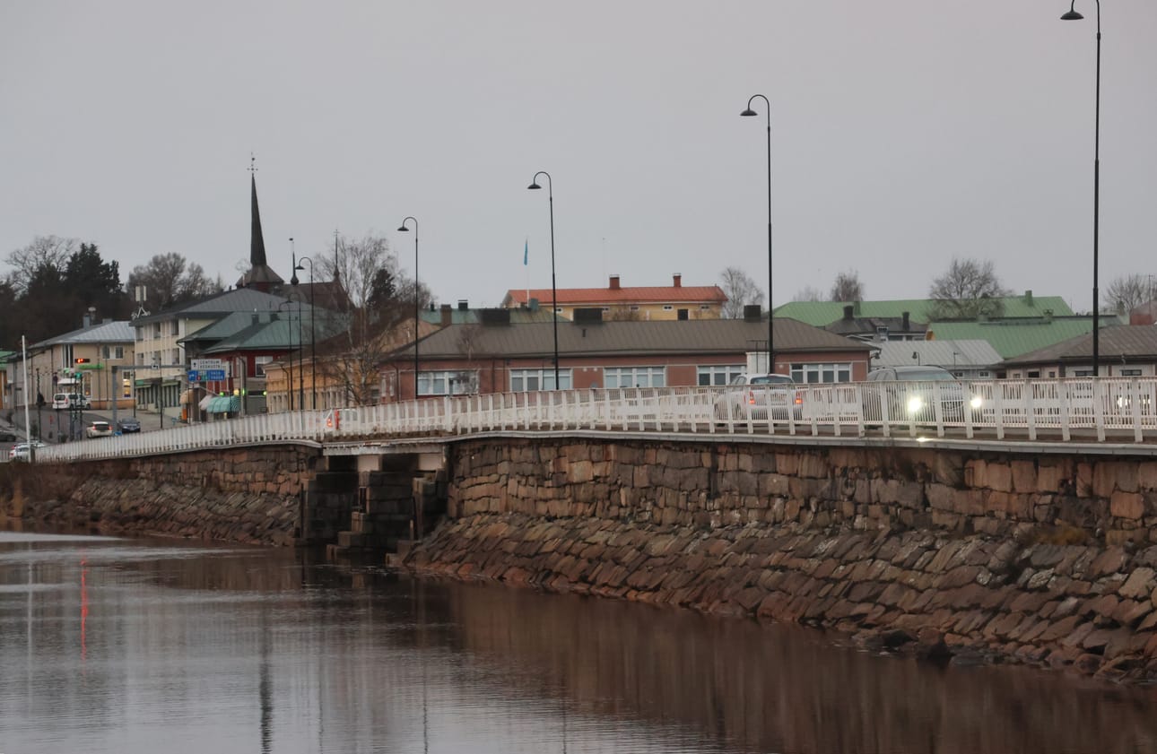 Kristiinan Pitkäsilta joulukuun harmaudessa.