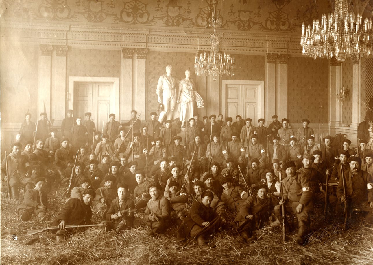 Suojeluskuntalaisia kaupungintalon juhlasalissa 1918. Arkistokuva.