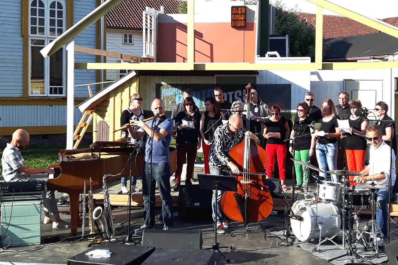 Yksi Rantajatsien sykähdyttävimpiä hetkiä koettiin Raahen Teatterin kesäteatteripihassa, Raahen Laulun ja Orchestra Nazionale della Lunan yhteisesityksessä.