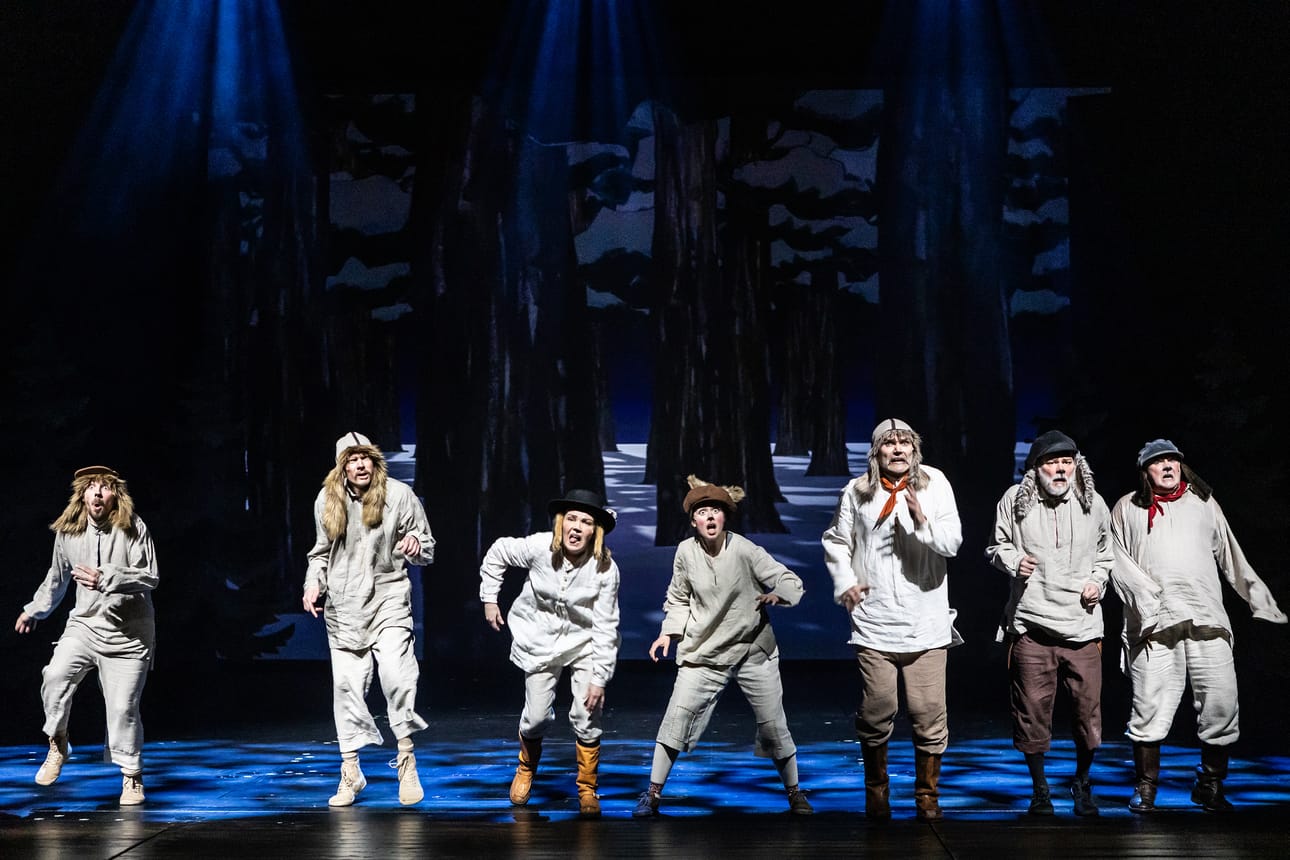 Seitsemän koiraveljestä pakenevat öisellä korpitaipaleella.