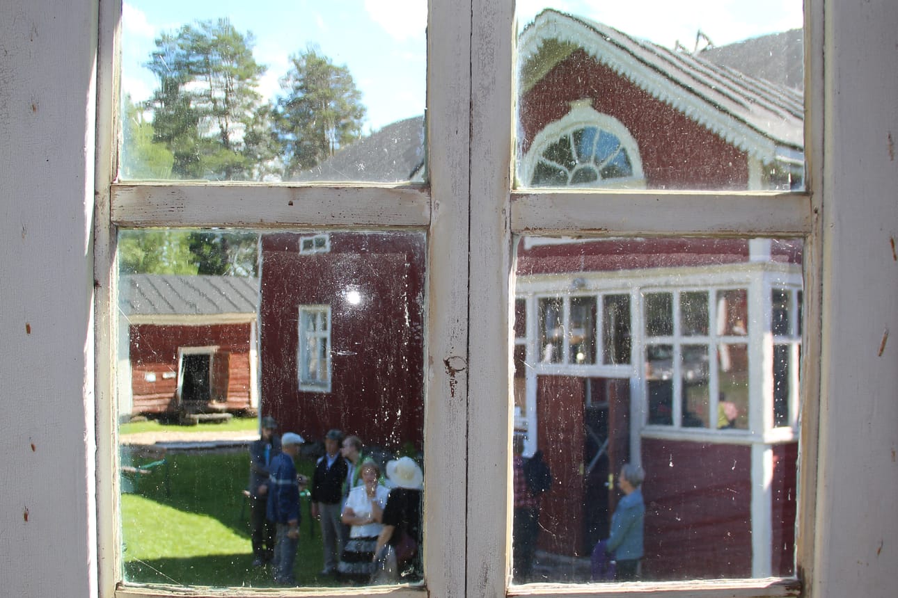 Pyhäjoella Annalan kotiseutumuseossa tapahtuu monenlaista. Täkänänäyttelyn lisäksi esillä on parhaillaan haapavetislähtöisen Iida Tornbergin kuvataidenäyttely.