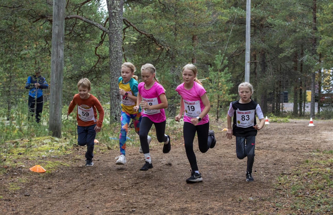 Valmiina, paikoillenne, hep! Vasemmalta Kaarlo Rahko,Iiris Rahko, Viliina Pahkala, Minea Rautio ja Nadja Pahkala.