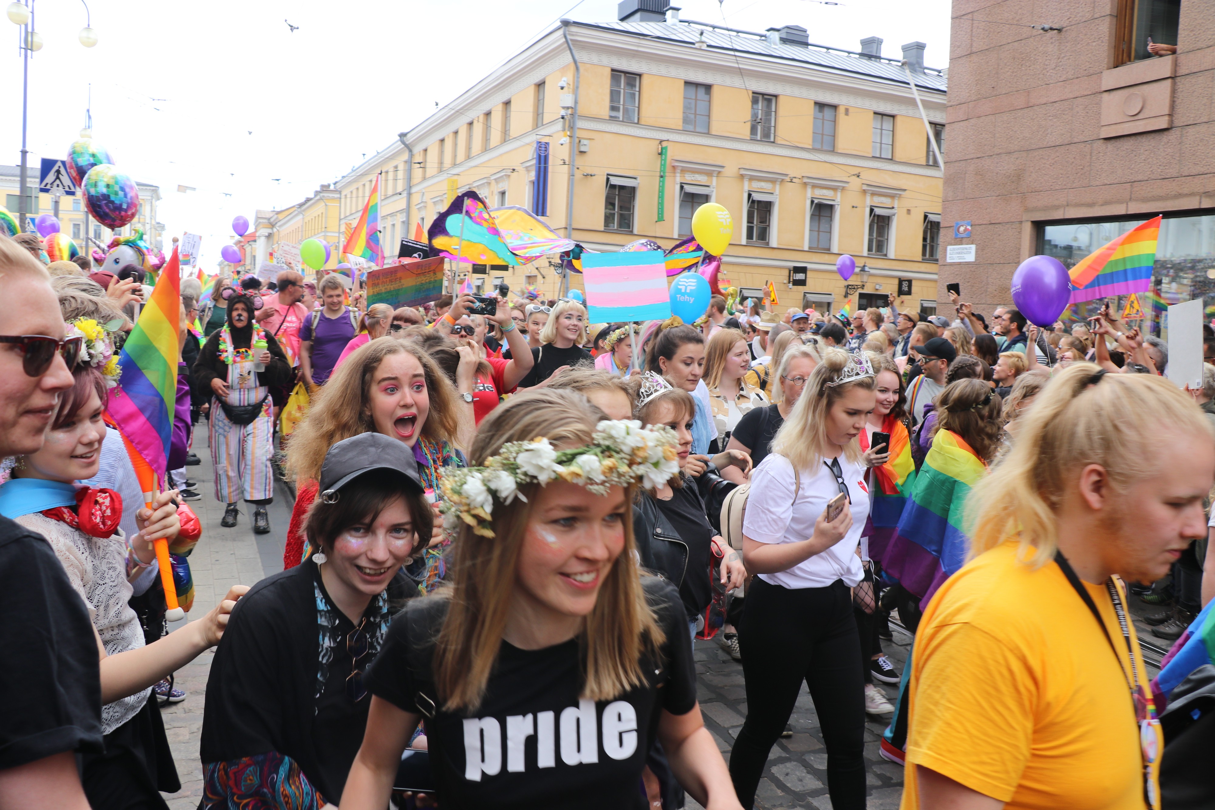 Mielenosoituksessa liikuttiin hyvillä mielin musiikin säestyksellä.