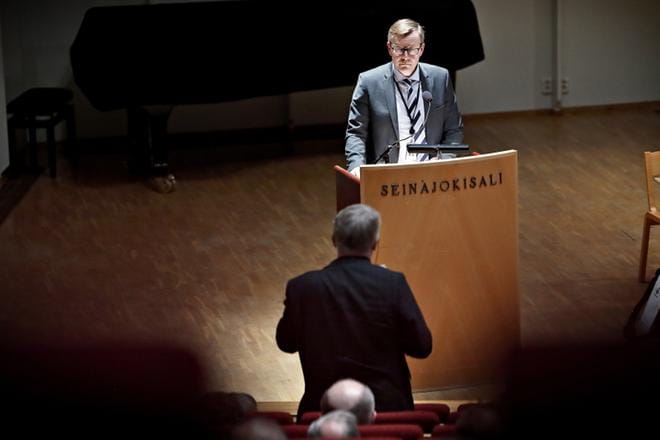 Osakkeenomistajat halusivat tietää tarkemmin, mitä Ilkka-Yhtymälle kuuluu. Heikki Välisaari kysyi toimitusjohtaja Olli Pirhoselta muun muassa yhtymän velanhoidosta. KUVA: TOMI KOSONEN