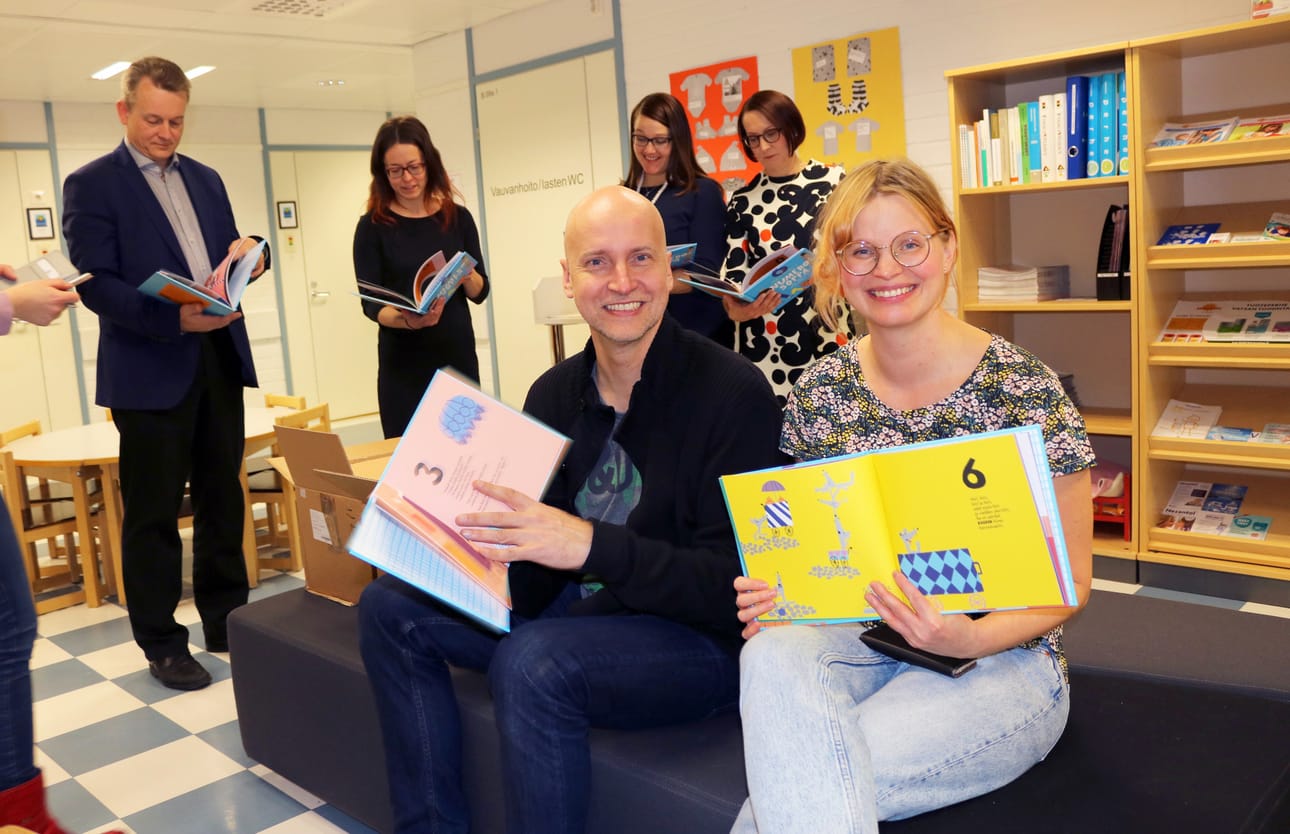 Pääkaupunkiseudulla asuvat Juha Virta ja Marika Maijala ovat tehneet yhdessä useita lastenkirjoja. Numerosopassa seikkailevat Piano karkaa ja Kissa katoaa -kirjoista tutut hahmot. Pudasjärven-vierailullaan he kertoivat työstään myös Hirsikampuksella ja kirjastolla.