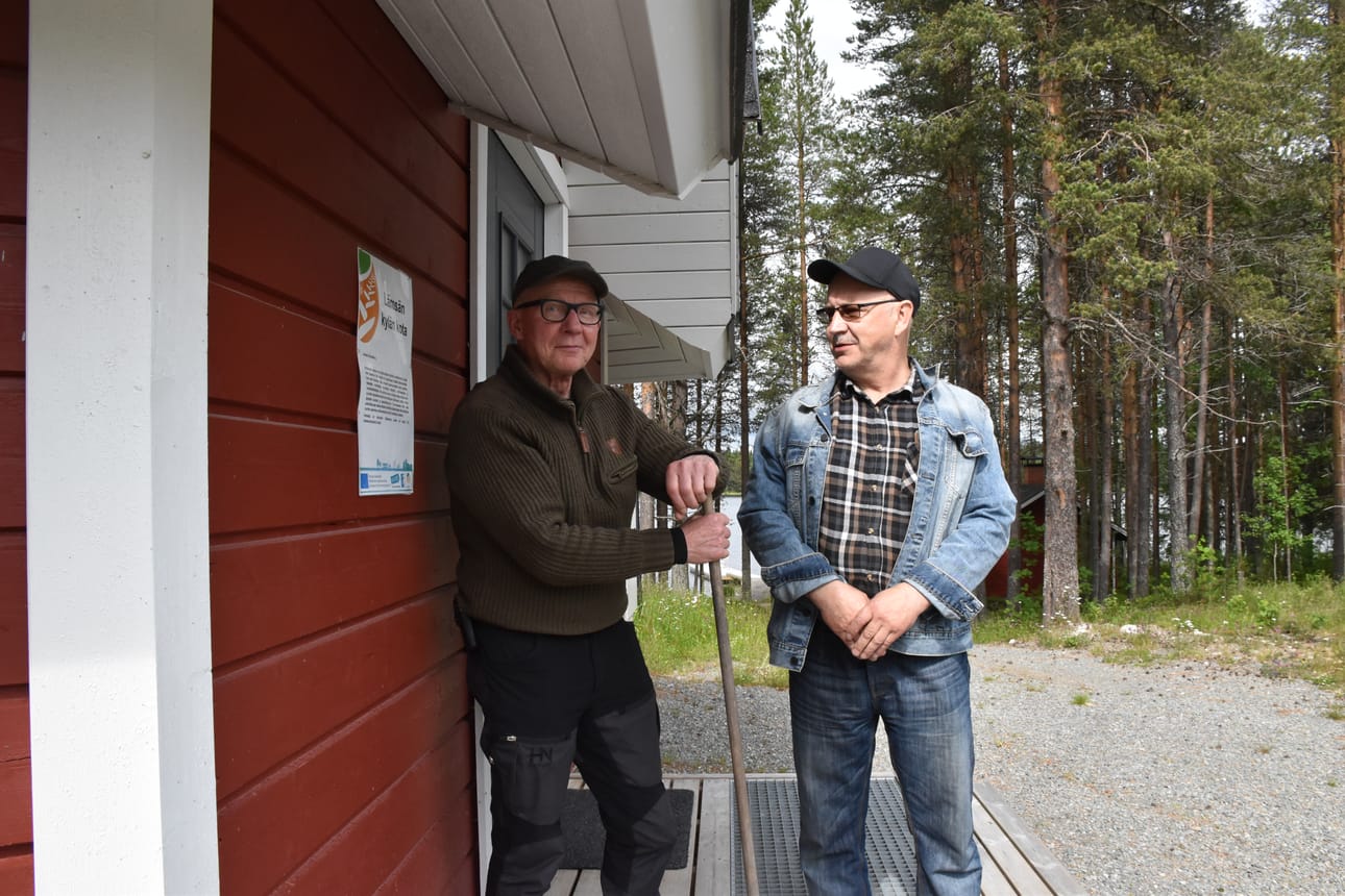 Mikko Nevala ja Markku Lehto Lämsän Erämiesten kodalla. Kota on myös lämsänkyläläisten kokoontumispaikka. Siellä kaikki kyläläiset saavat viettää syntymäpäiväjuhliaan, kun täyttävät pyöreitä.