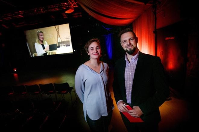 Hanne Pohto-Viita ja Pasi Vainio odottavat tänään erityisesti Barack Obaman videokankaalle suorana striimattavaa puhetta. Seinäjoen NBF-tapahtuman järjestäneen Into Seinäjoki Oy:n yhteistyökumppaneina ovat I-Mediat Oy ja SeiES – Seinäjoki Entrepreneur Society. KUVA: JAAKKO ELENIUS