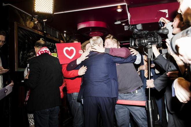 Sdp:ssä riitti iloa ja onnea vaali-iltana. Nyt painetaan pitkää päivää hallituksen aikaansaamiseksi. Hallitustunnustelija Antti Rinteellä (sdp.) ovat kaikki vaihtoehdot edelleen laudalla.Politiikan pitkäaikainen tutkija näkee sinipunahallituksen ykkösvaihtoehtona. KUVA: Silja Viitala / Lännen Media