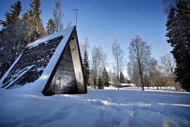 Seinäjoen Vesi ottaa Jouppilanvuoren vesilaitoksen tarvitseman pintaveden tällä hetkellä Törnävänlammen pumppaamosta. Erikoinen rakennus sijaitsee Törnävän kentän laidalla jokirannassa.KUVAT: TOMI KOSONEN